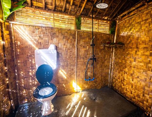 Omo Bugamo Skeleton Tribe Eco Resort的砖墙内带卫生间的浴室