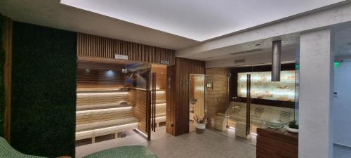 Gorni DŭbnikPark Hotel Viasport的大型浴室设有木墙和桑拿浴室