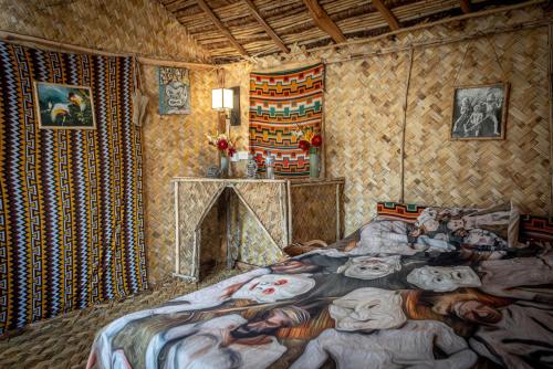 The Asaro Mudmen Tribal Eco Lodge的一张带大床的卧室的画