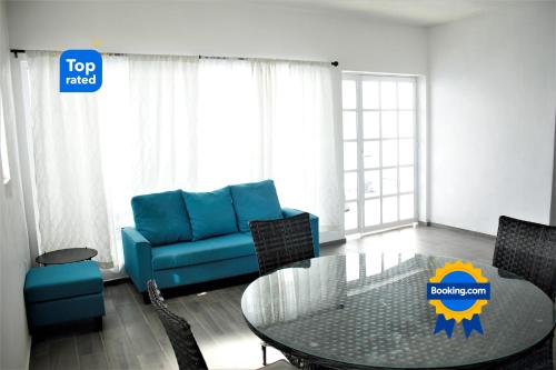 圣布拉斯Casa San blas Islitas 60的客厅配有蓝色的沙发和玻璃桌
