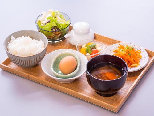 千岁Hotel Classe Stay Chitose的装有碗食物的木托盘