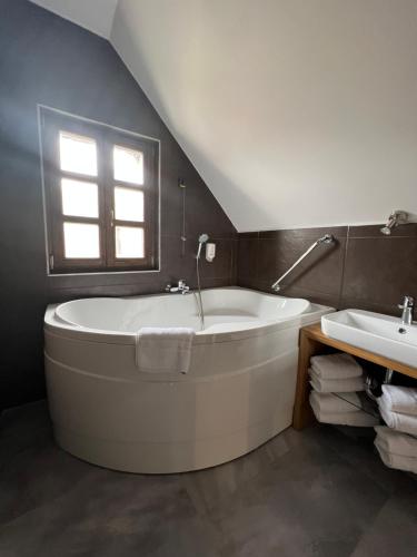 穆尔斯卡索博塔斯塔克酒店的一间带大浴缸和水槽的浴室