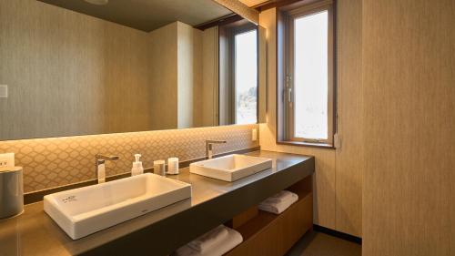 高山Hotel and Spa Gift TAKAYAMA的一间带两个盥洗盆和大镜子的浴室
