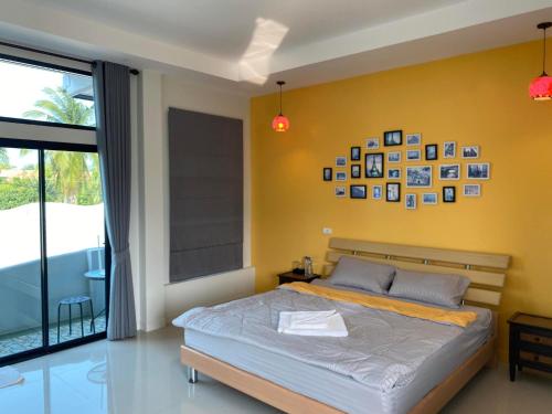 三百岭Cordelia Resort Sam Roi Yot的一间卧室设有一张床和黄色的墙壁
