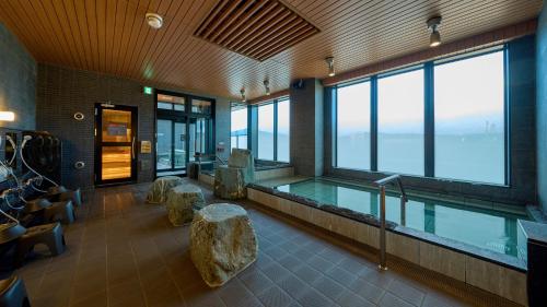 高山Hotel and Spa Gift TAKAYAMA的一间设有岩石游泳池的客房