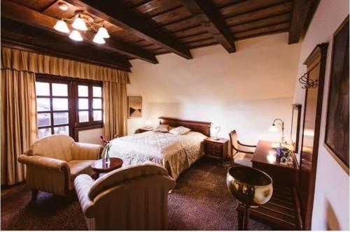 穆尔斯卡索博塔斯塔克酒店的一间大卧室,配有一张床和一张沙发