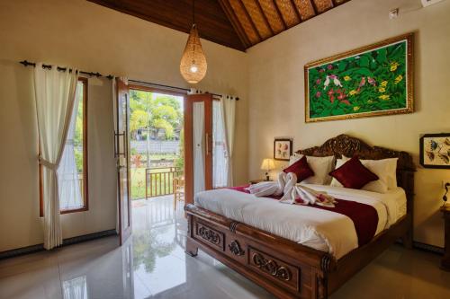 珀尼达岛Tegal Besung Cottage的一间卧室设有一张大床和一个大窗户