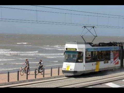 米德尔克尔克Caravan Aan Zee Arnani的一辆火车和一辆自行车上的两个人