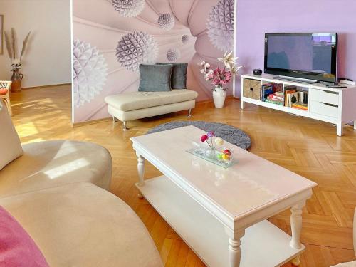 吕本瑙Ferienwohnung Wildbiene的客厅配有白色咖啡桌和电视