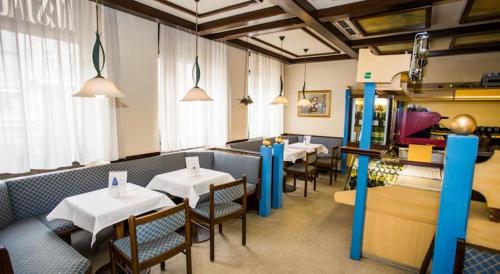 维也纳哈里甘酒店的一间在房间内配有桌椅的餐厅