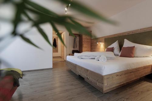 米明Hotel Neuwirt的一间卧室配有一张带白色床单的大床