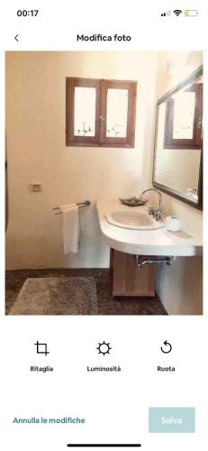 潘泰莱里亚Intero Dammuso Pantesco的一间带水槽和镜子的浴室
