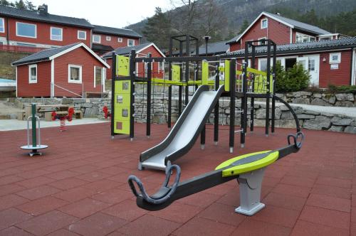 TonstadTonstadli的公园里一个带滑梯的游乐场