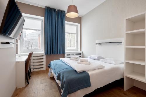 波兹南Hotel Traffic Poznań Stare Miasto的一间卧室配有一张床和一台平面电视
