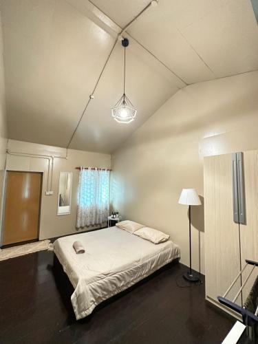 巴里奥Zara Lodge的一间卧室,卧室内配有一张大床