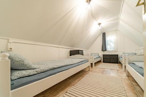 Körösvölgyi Apartmanházak的一间帐篷内带两张床的卧室