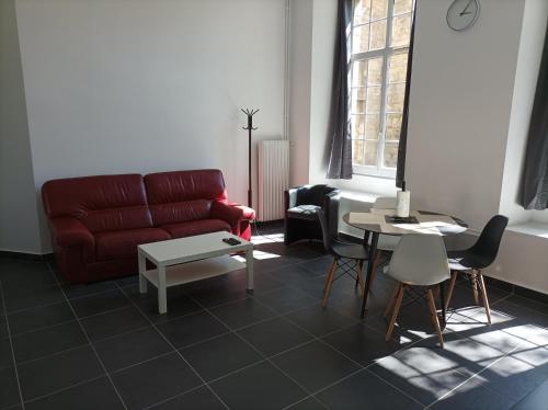 萨兰莱班O'Couvent - Appartement 87 m2 - 4 chambres - A501的客厅配有红色的沙发和桌子