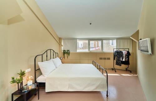 斯普利特Design Hostel One的一间小卧室,配有床和窗户