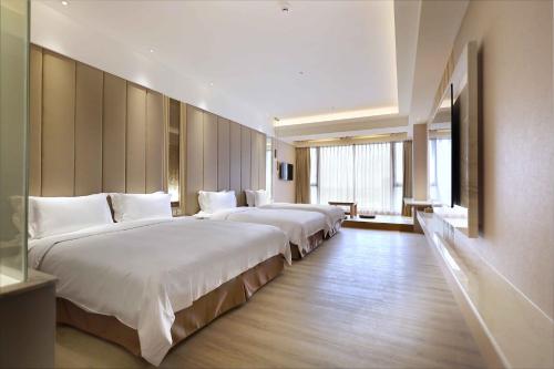 礁溪Gamalan Star Hotel的酒店客房内的一排床位