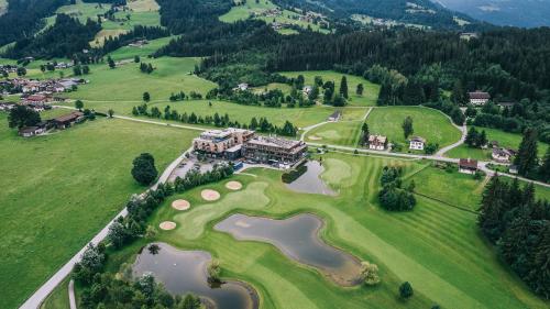 韦斯滕多夫APART Resort Westendorf的高尔夫球场空中景观与大厦