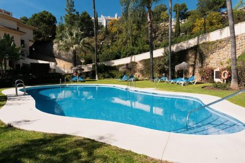 贝纳阿维斯Los Piños, 2 Bedroom Apartment with panoramic view的一座房子的院子内的游泳池