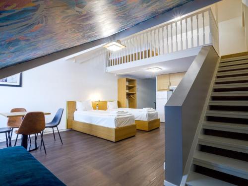 奥斯陆城市中心公寓的带床和楼梯的房间以及一间卧室