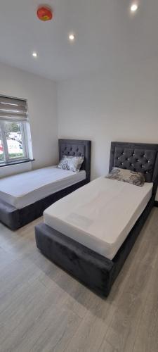 伦敦Modern 2BD Flat的双床间设有2张单人床。