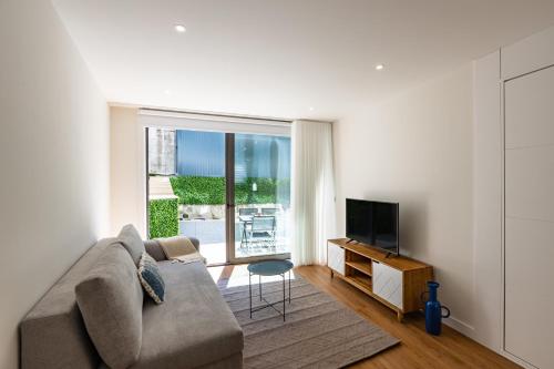 波尔图Pestana Apartments - Premium的带沙发和电视的客厅