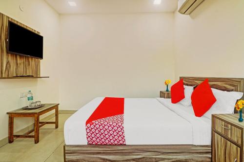 Flagship Hotel S P Residency Near Tdi Mall客房内的一张或多张床位