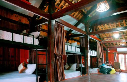 Ða GiaNinh Binh Green Homestay的大楼内带两张双层床的客房