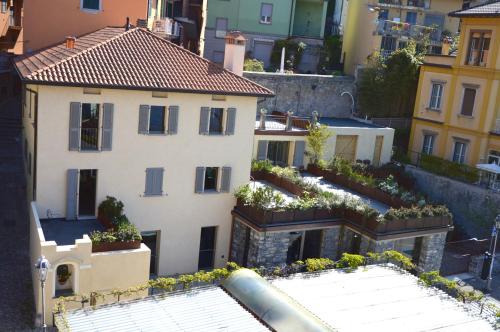 瓦伦纳奥利维多酒店的空中景白色植物建筑