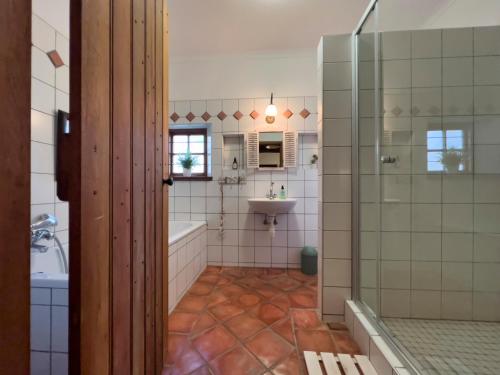 斯瓦科普蒙德Mira Mar 8的带淋浴、浴缸和盥洗盆的浴室