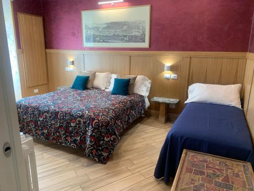 罗马阿卡萨迪巴尔巴拉住宿加早餐旅馆的酒店客房设有两张床和紫色的墙壁。