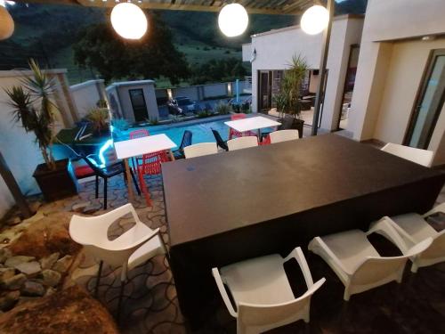 姆巴巴内Sibebe View Villa的带游泳池的客房内的桌椅