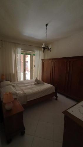 那不勒斯Chicco's Suite的一间卧室设有一张大床和一个窗户。
