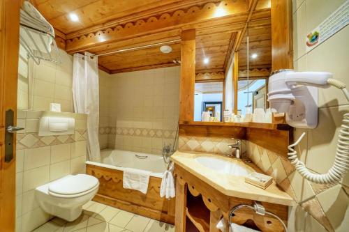 梅杰夫奥维耶木林酒店的浴室配有卫生间、浴缸和水槽。