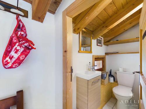 拉赫兹耶尔Chalet Montvalezan-La Rosière, 5 pièces, 8 personnes - FR-1-398-599的浴室配有白色卫生间和盥洗盆。