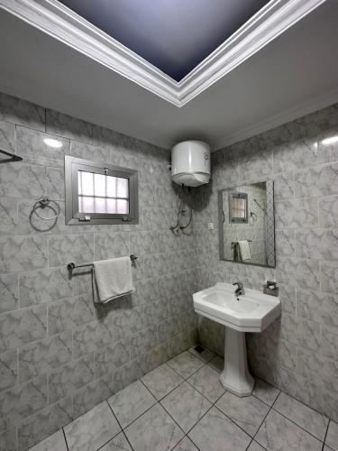 布拉柴维尔Hotel de l'Aeroport的白色的浴室设有水槽和窗户。