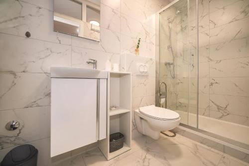巴斯卡Apartments Kricin 14 Laura的白色的浴室设有卫生间和淋浴。
