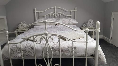 兰盖夫尼Bwthyn Eira的卧室配有白色床和白色棉被