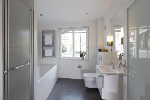 弗罗伊登施塔特沃泰克酒店的白色的浴室设有卫生间和水槽。