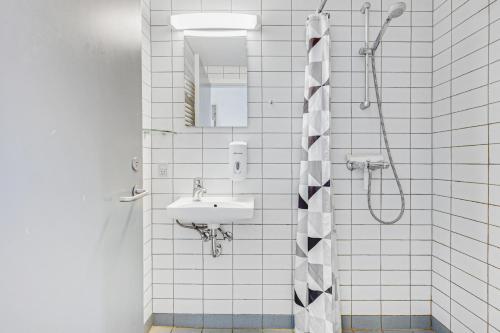 NørresundbyDanhostel Nørresundby Skansen的一间带水槽和淋浴的浴室