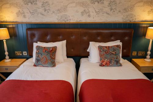 米德哈姆Berkshire Arms by Chef & Brewer Collection的卧室内的两张床和枕头