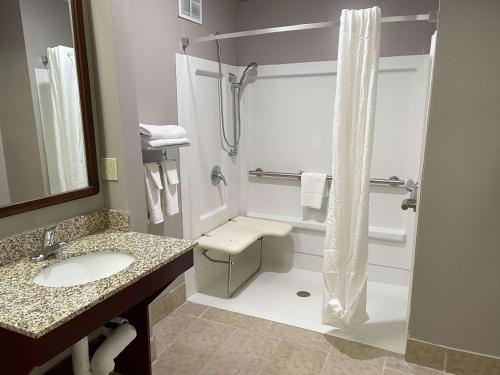 西哥伦比亚Motel 6 West Columbia SC Airport的带淋浴、卫生间和盥洗盆的浴室