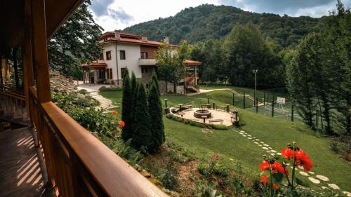 ValevtsiChalet Balkan的阳台享有花园景色。