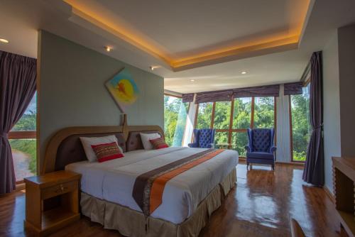 普鲁亚弗鲁阿保护区Spa酒店的一间卧室设有一张大床,部分设有窗户。
