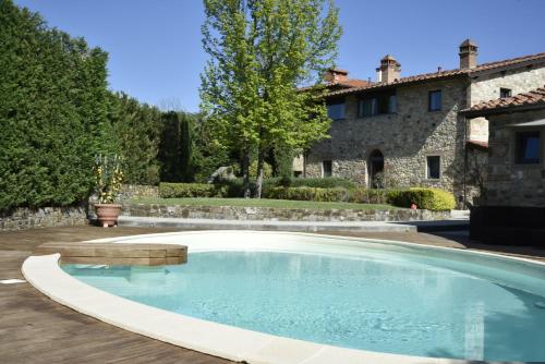 里尼亚诺苏拉尔诺Appartamento in Villa con Piscina - Mhateria Relais的一座房子的院子内的游泳池