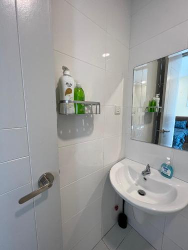马六甲SNHomestay1826 Sea View @ The Wave Residence的白色的浴室设有水槽和镜子