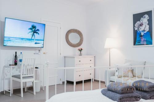 特尔德Vv CONDEVEGA的白色卧室配有白色的床和白色的书桌