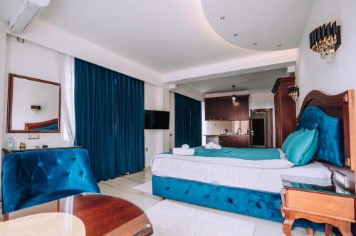 奥赫里德Villa Afrodita City Center的一间卧室配有一张蓝色的床和一张桌子